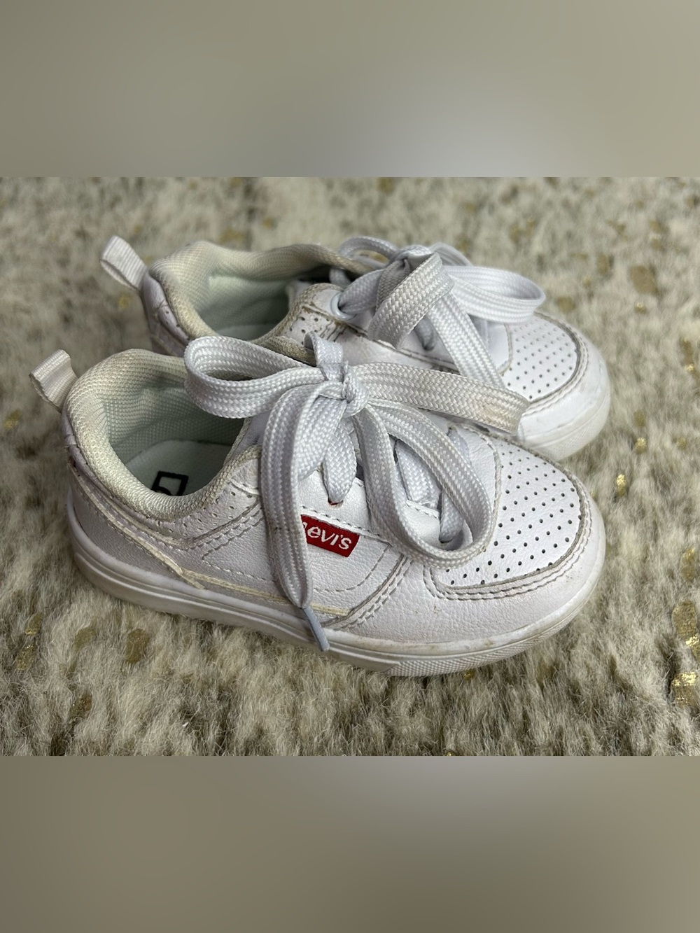 5 for $25🔥Levi's White Sneakers Baby‎ Size 6